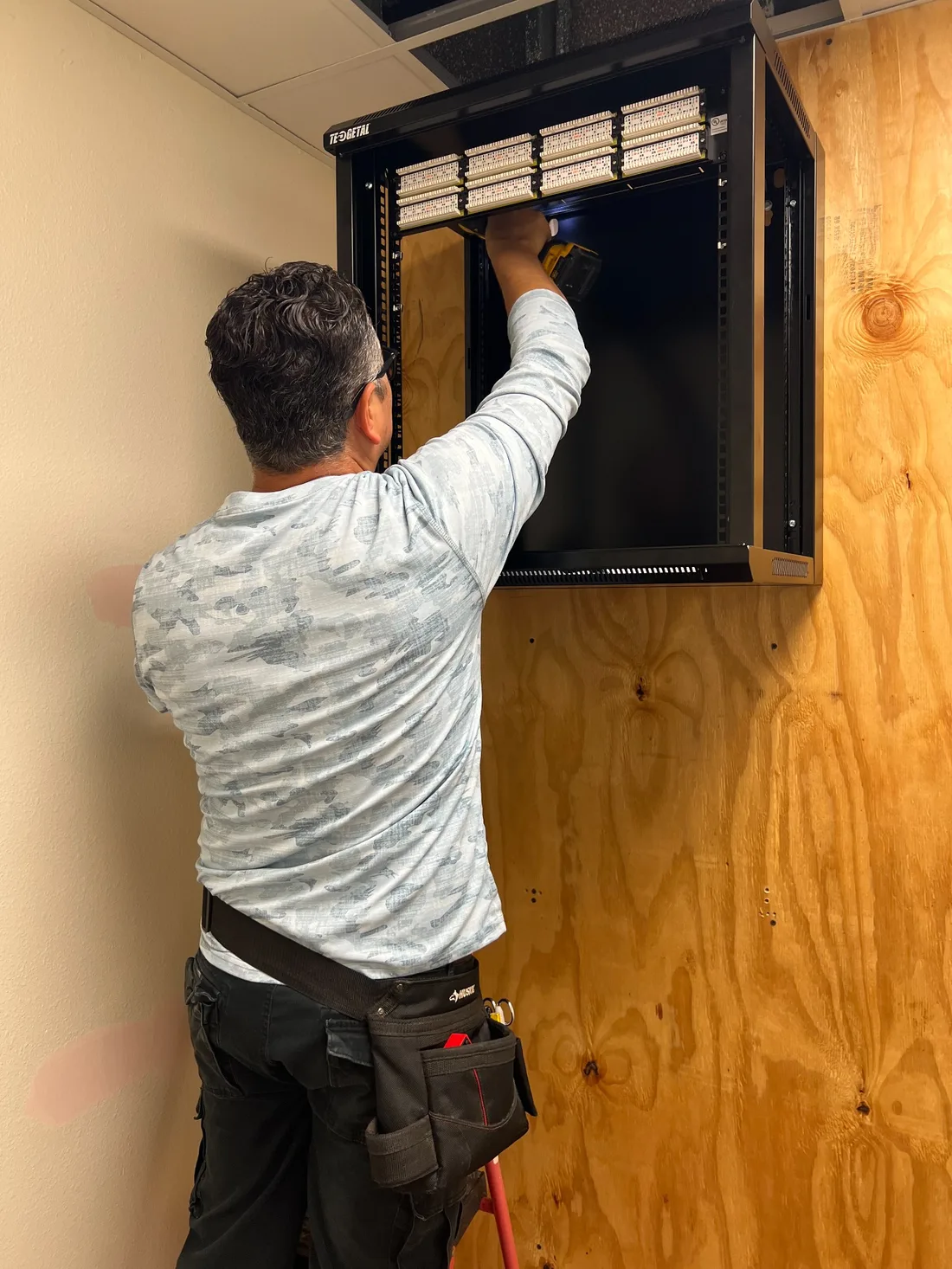 Commercial ceiling cable routing